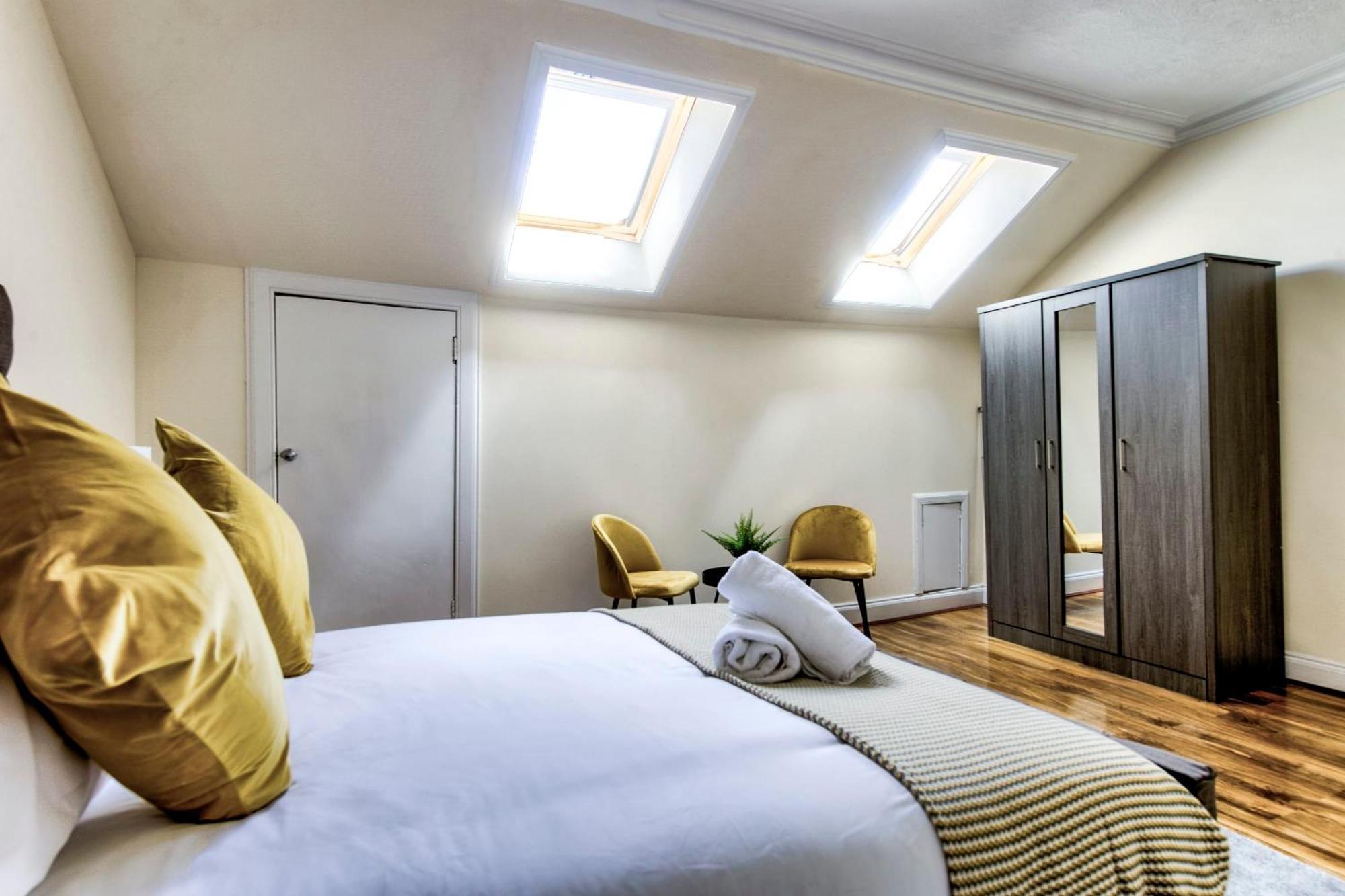 Stunning 5 Bedroom Apt, Close To Centre, Sec, Hydro And Motorway Apartment *