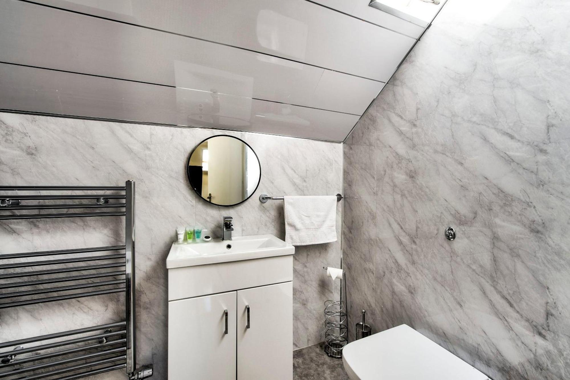 Stunning 5 Bedroom Apt, Close To Centre, Sec, Hydro And Motorway Apartment