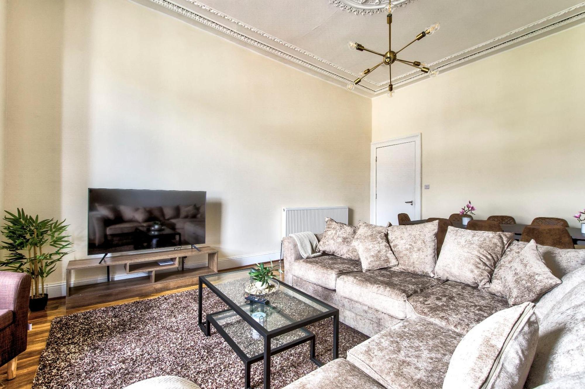 Stunning 5 Bedroom Apt, Close To Centre, Sec, Hydro And Motorway Apartment