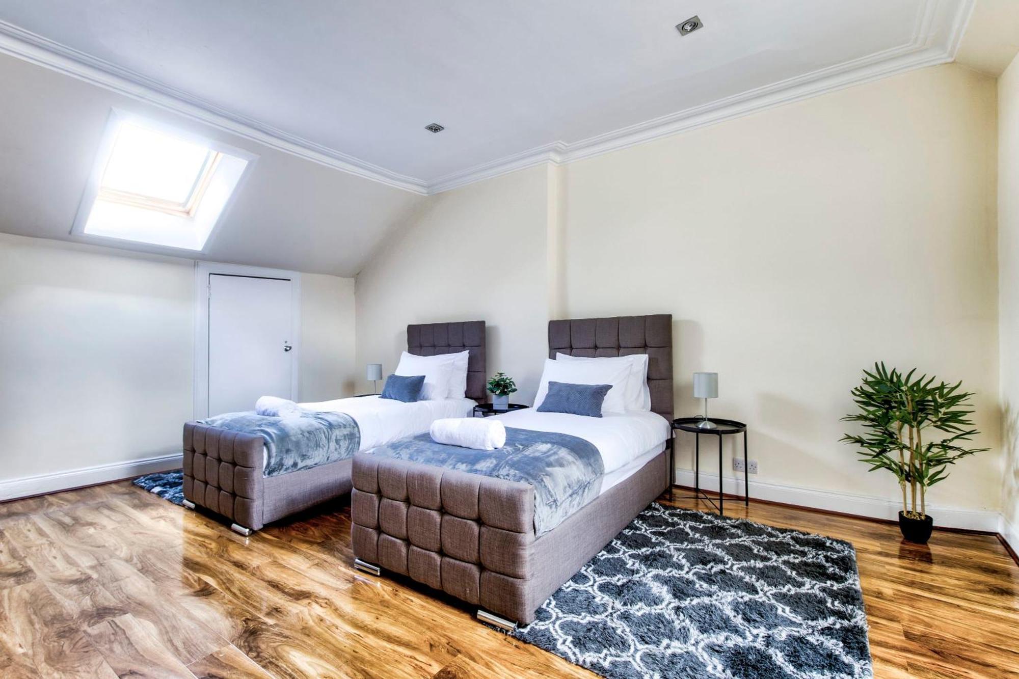 Stunning 5 Bedroom Apt, Close To Centre, Sec, Hydro And Motorway
