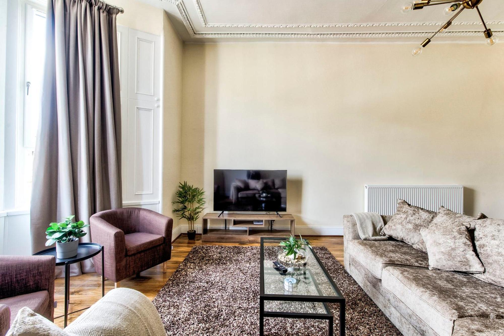Stunning 5 Bedroom Apt, Close To Centre, Sec, Hydro And Motorway *