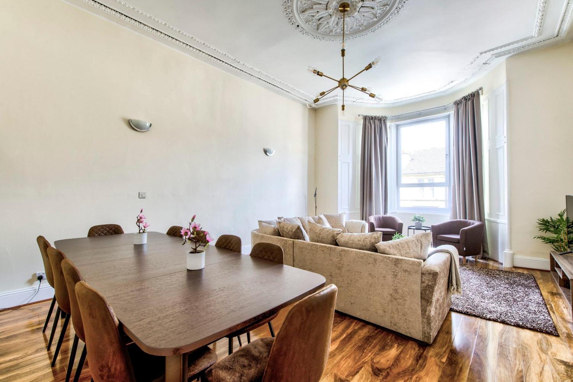 Stunning 5 Bedroom Apt, Close To Centre, Sec, Hydro And Motorway Apartment *