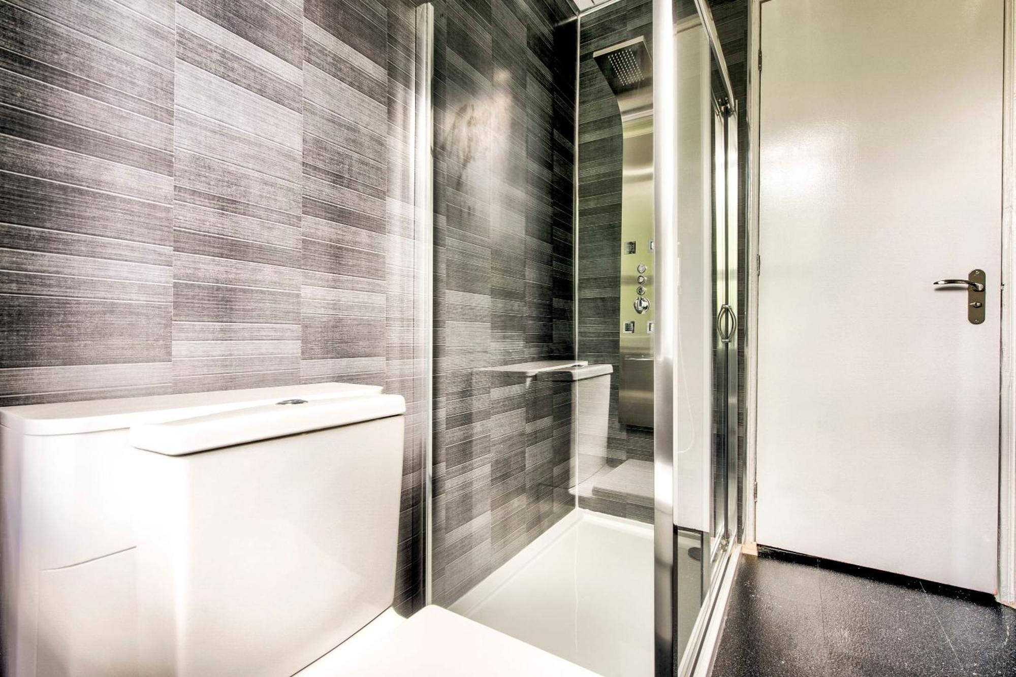 Apartment Stunning 5 Bedroom Apt, Close To Centre, Sec, Hydro And Motorway *