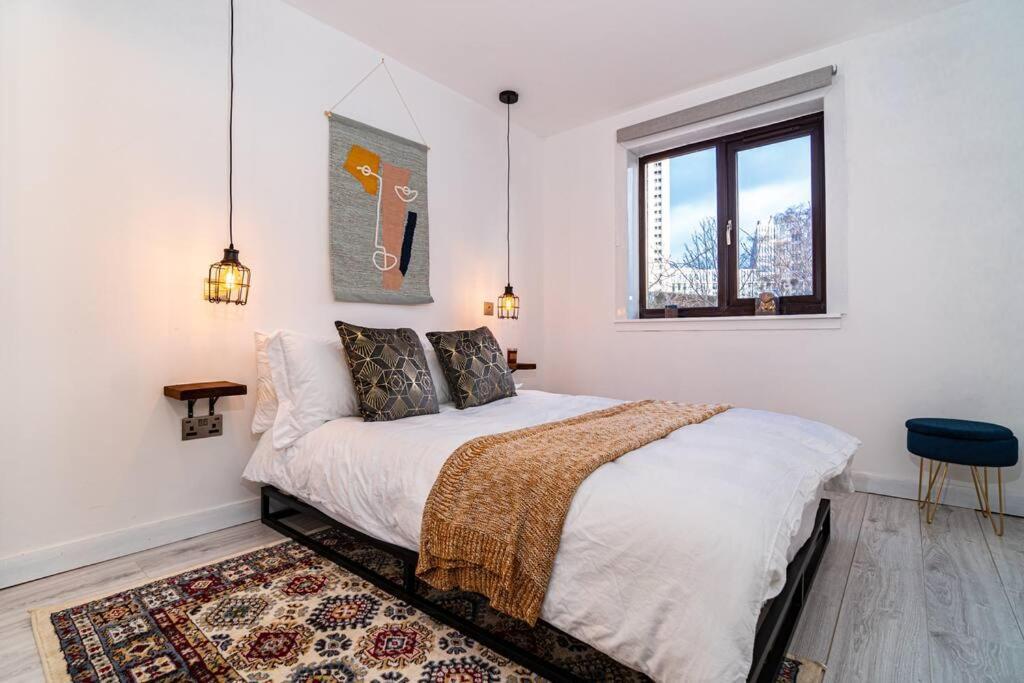 Stylish Pad With Free Private Parking Apartment *