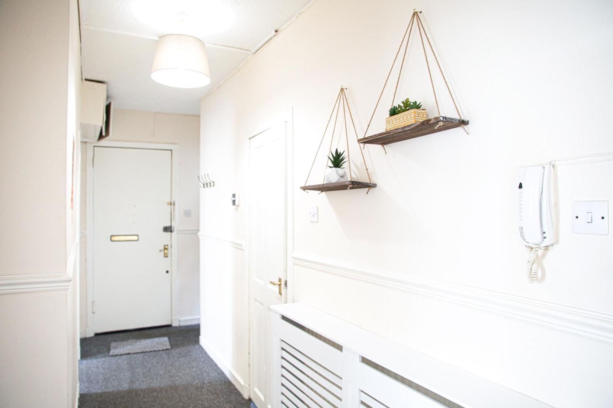 Glasgow, 3 Bed Close To Centre, Free Street Parking Apartment *