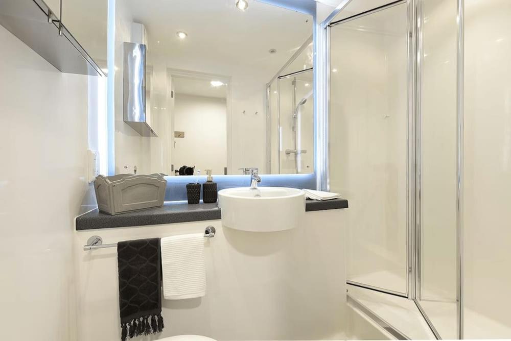 Bright Ensuite At St Mungo's In Apartment