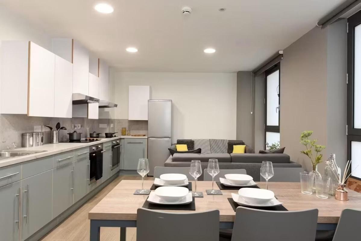 Bright Ensuite At St Mungo's In Apartment Glasgow