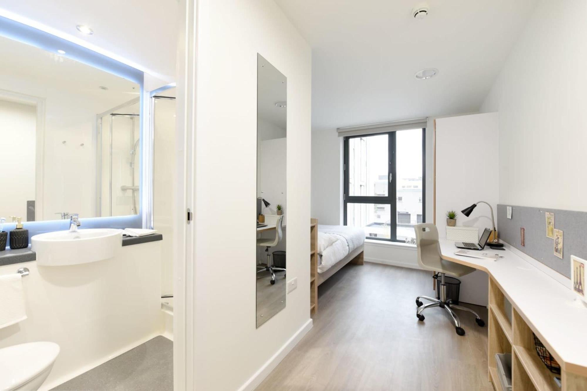 Bright Ensuite At St Mungo's In Apartment