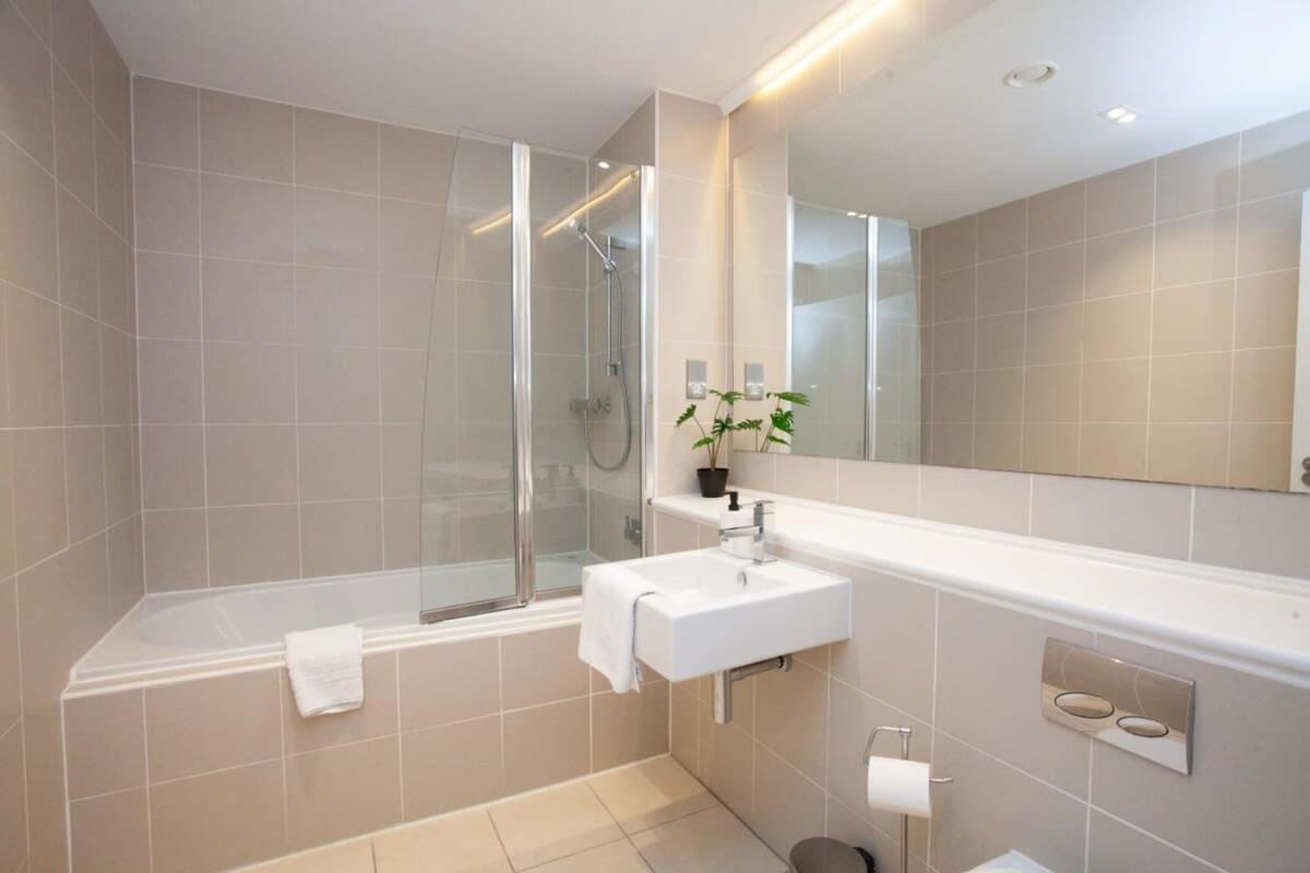 Stunning One Bed With Parking In Centre Apartment