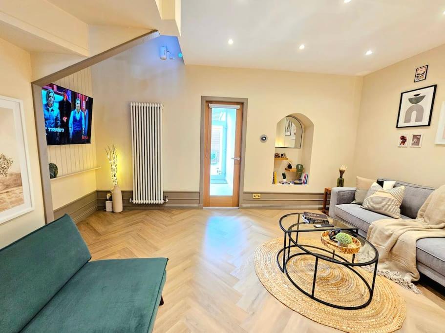 Holiday home Newly Renovated Gem - Free Parking & Modern Comfort