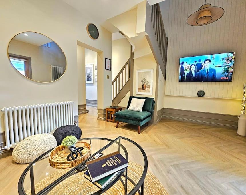 Newly Renovated Gem - Free Parking & Modern Comfort Holiday home Glasgow