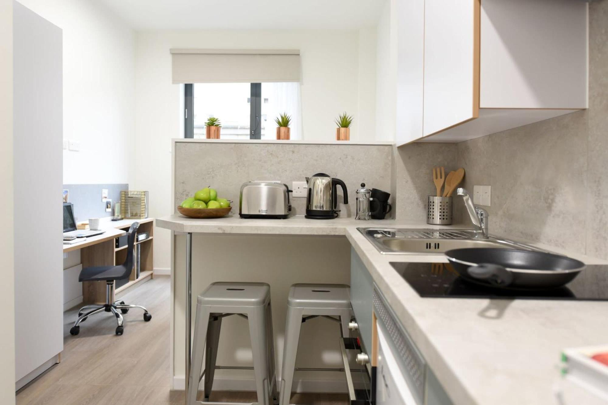 Bright Ensuite At St Mungo's In Apartment Glasgow