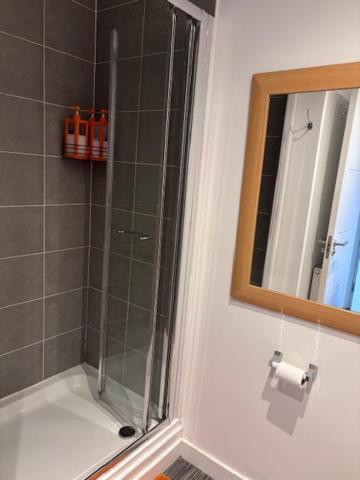 Radiant Homes 2 Bedrooms 2 Bathrooms Free Parking Apartment *
