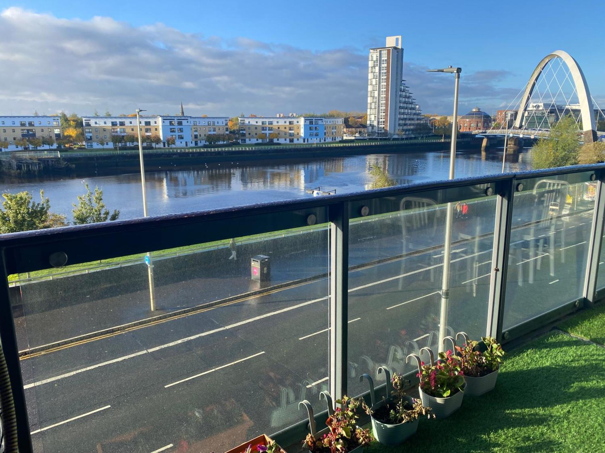 Metropolitan Nest - Easy Walk To Hydro & Secc Center Apartment