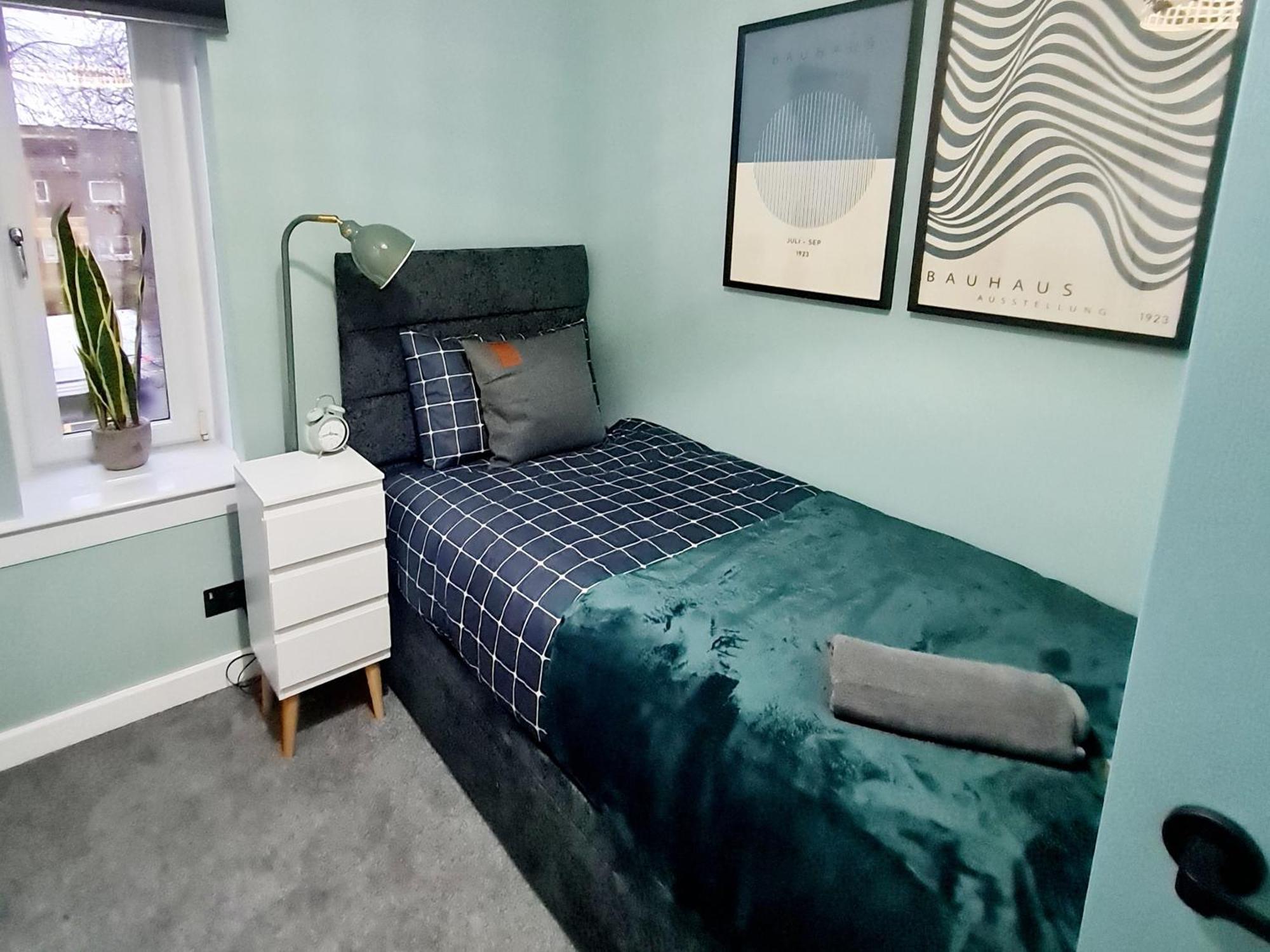 Bright 3br Walking Distance To Town - Free Parking