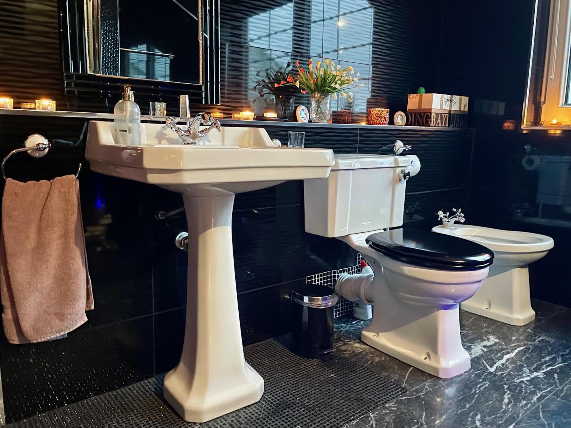 Homestay Finn Village Loch Lomond - Black With Private Jacuzzi-style Bath