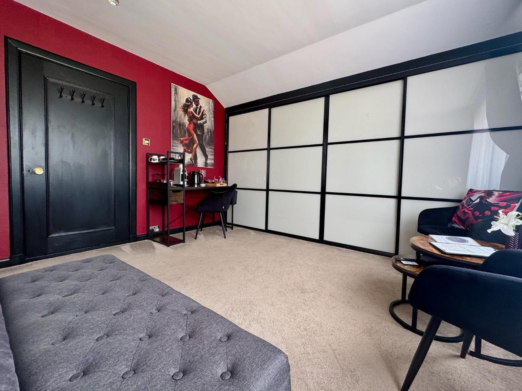 Homestay Finn Village Loch Lomond - Black With Private Jacuzzi-style Bath *