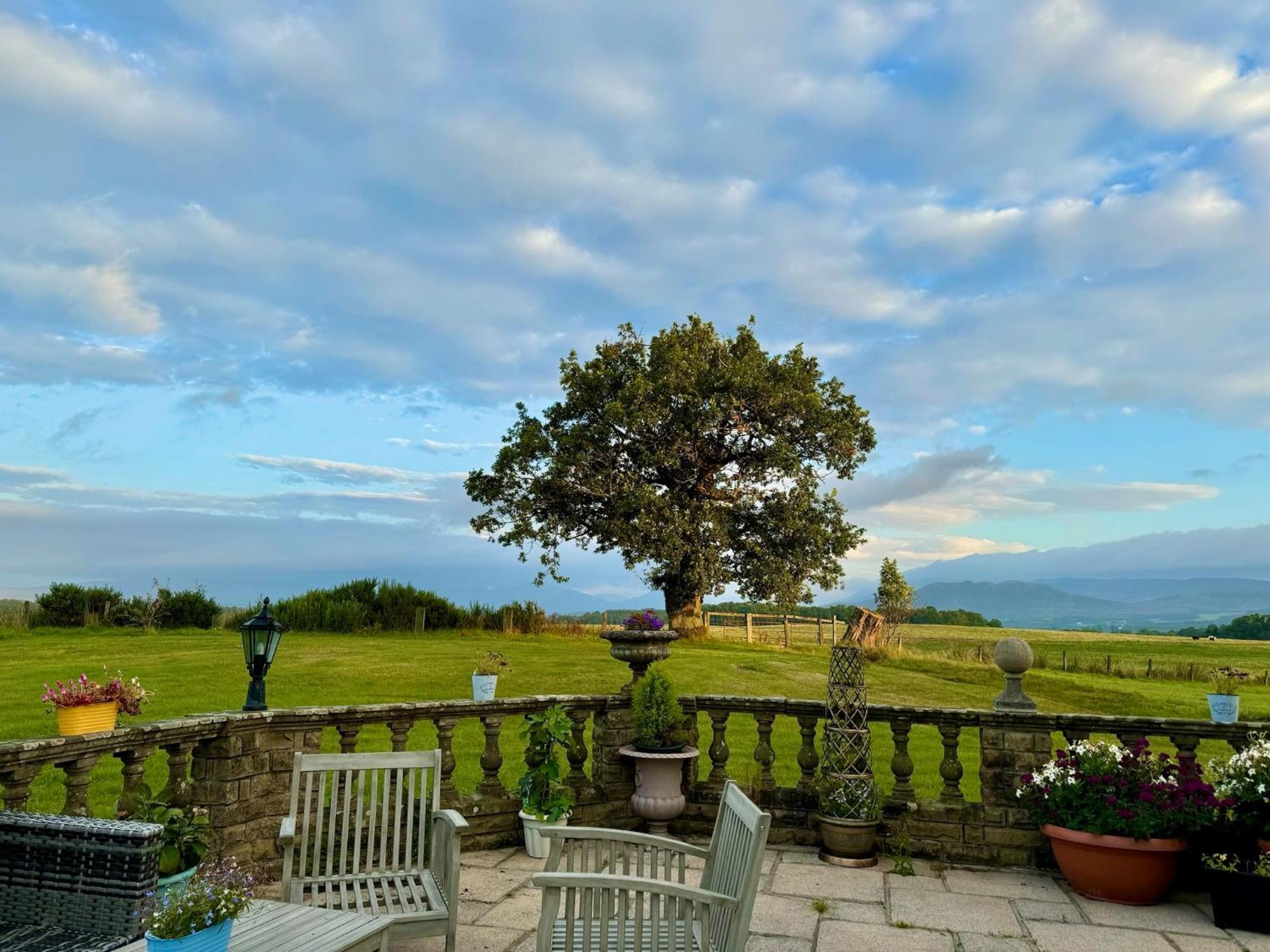 Finn Village Loch Lomond - Black With Private Jacuzzi-style Bath * Drymen