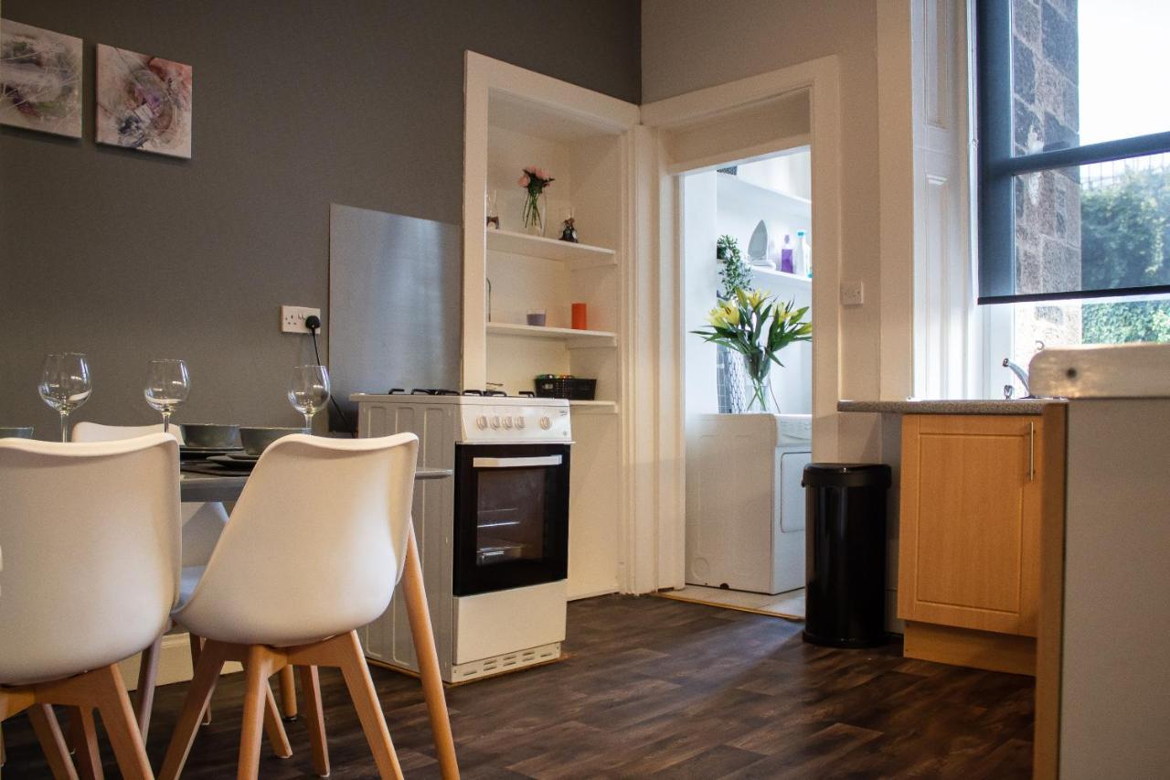 Apartment Anchored - Spacious In Glasgow's Southside *