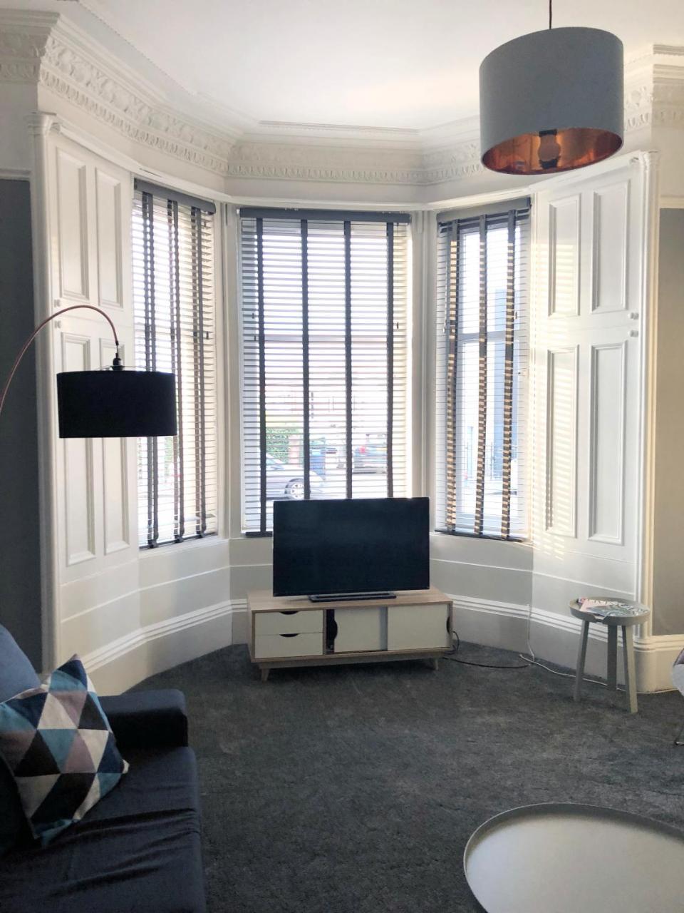 Anchored - Spacious In Glasgow's Southside Apartment *