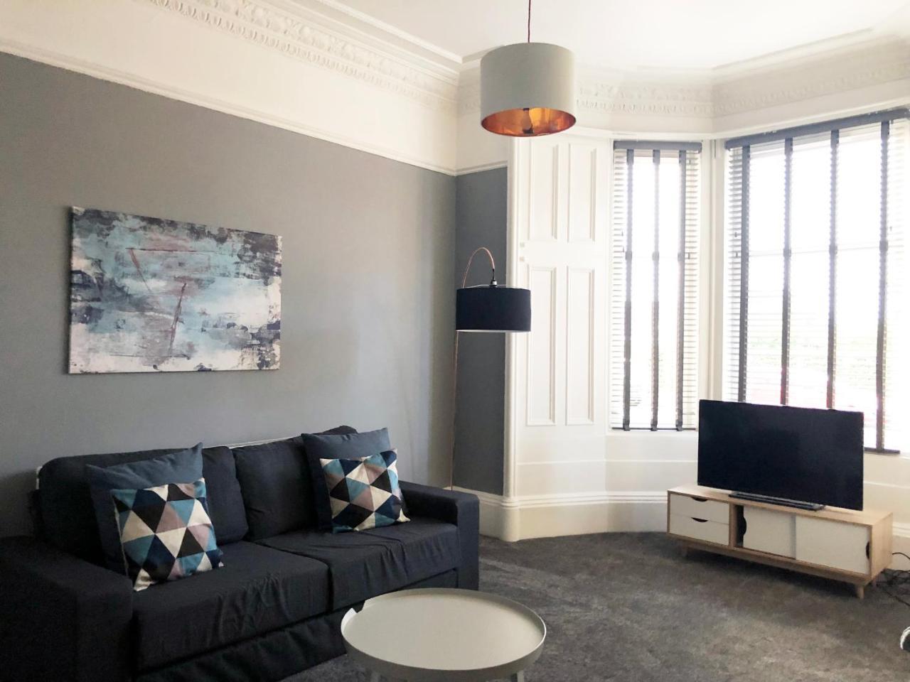 Anchored - Spacious In Glasgow's Southside Apartment