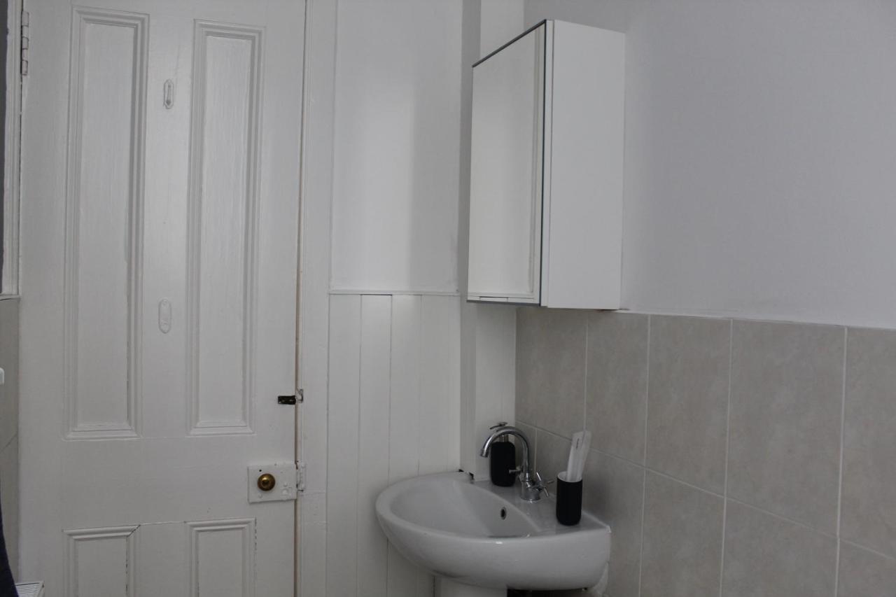 Anchored - Spacious In Glasgow's Southside Apartment