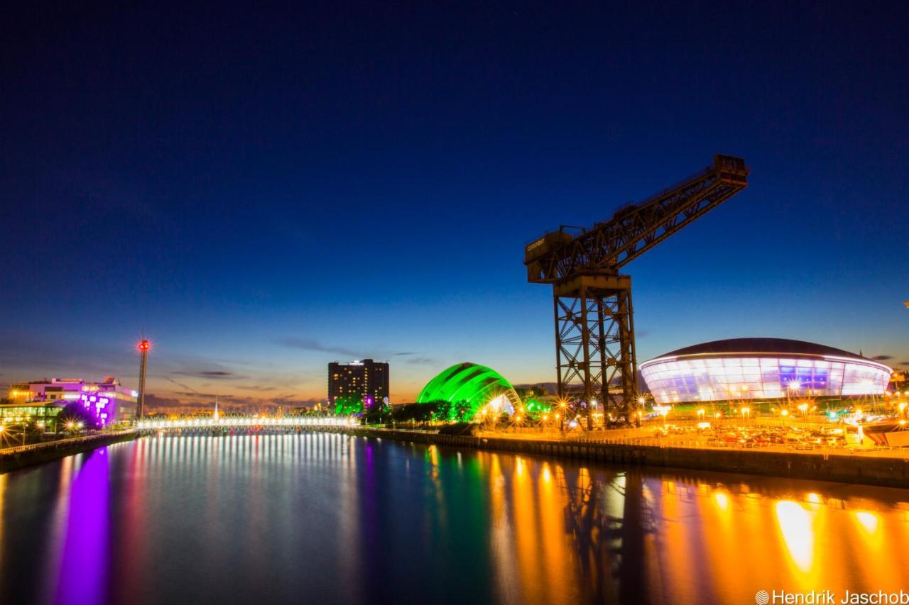 Anchored - Spacious In Glasgow's Southside Apartment