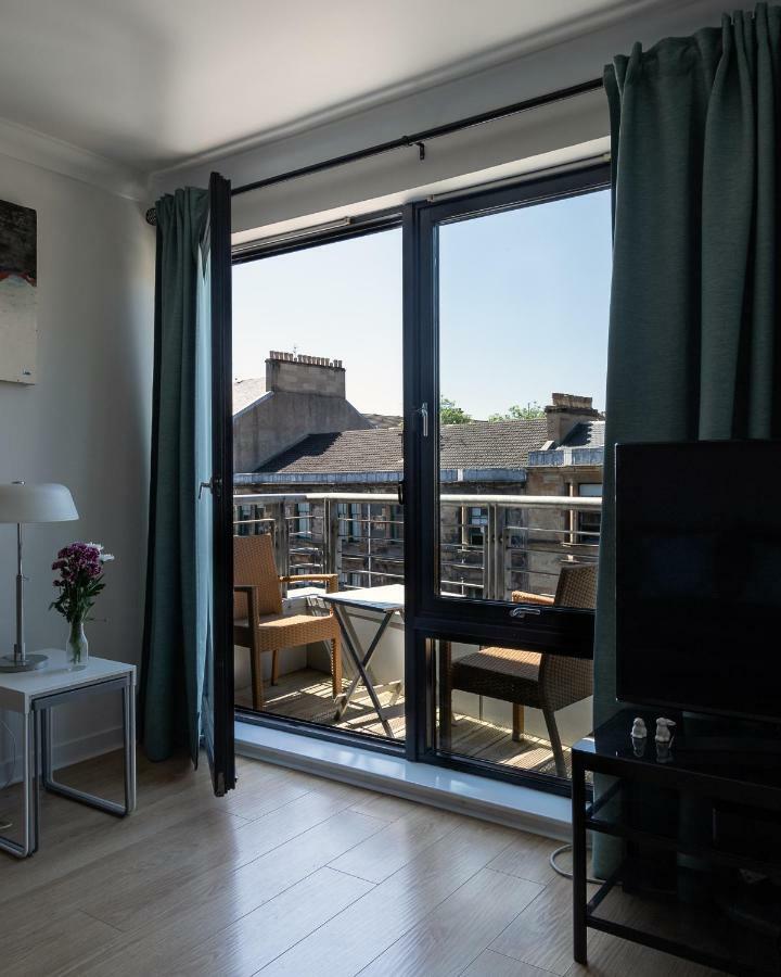 3 Bedroom Hillhead, With Balcony And Roof Garden Apartment *