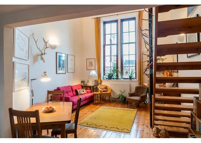 Beautifully Kept Mezzanine Flat ★School Of Art★